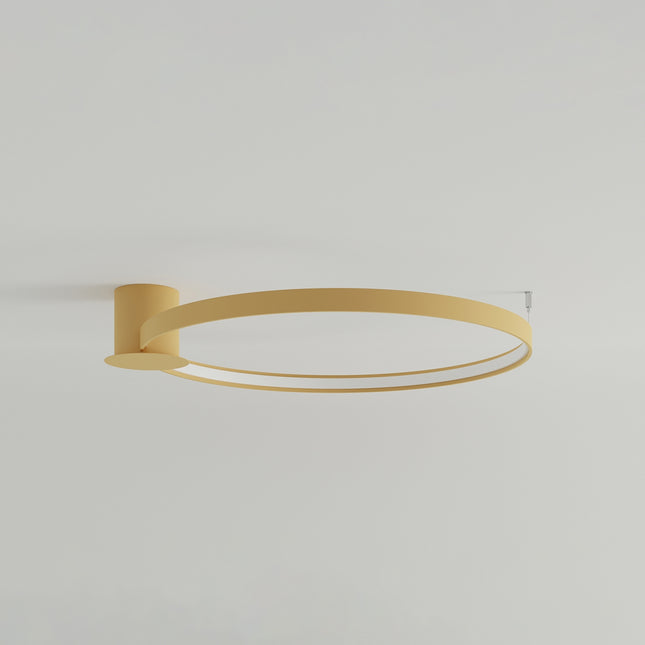 Plafonnier Anneau Solis 78 cm doré, anneau fixé au plafond vu de trois quarts