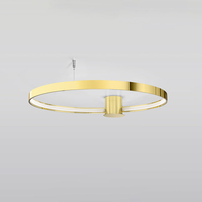 Plafonnier Anneau Solis 78 cm doré poli, anneau fixé au plafond vu de trois quarts