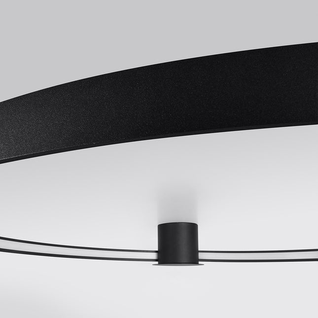 Plafonnier Anneau Solis 78 cm noir, anneau fixé au plafond vu de trois quarts
