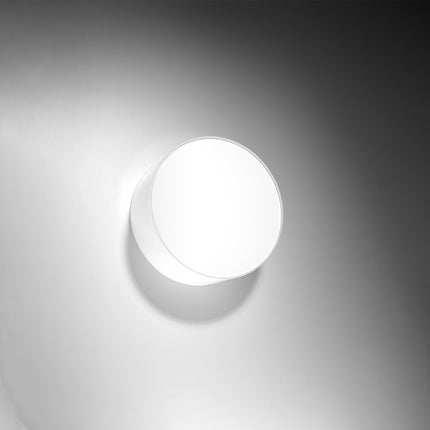 Plafonnier Arène 25 blanc éclairant un couloir