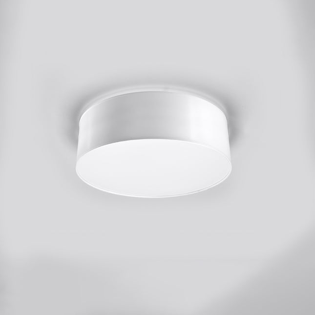 Plafonnier Arène 25 blanc monté au plafond d'un salon