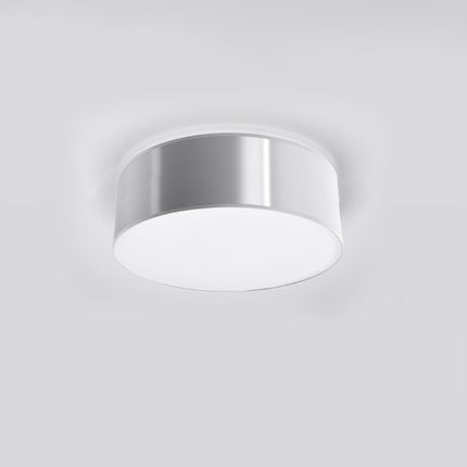 Plafonnier Arène 25 gris monté au plafond d'un salon