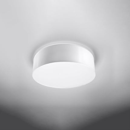 Plafonnier Arène 35 blanc monté au plafond d'un salon
