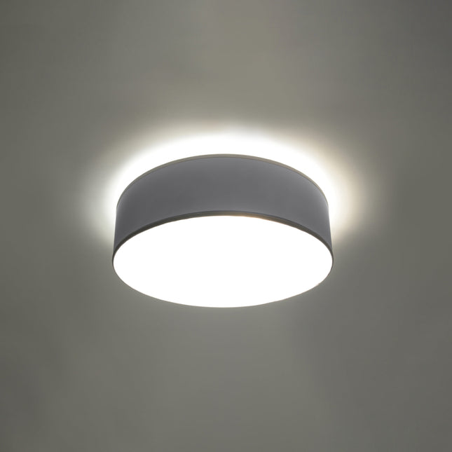 Plafonnier Arène 35 gris au-dessus d'une table de salle à manger
