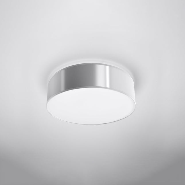 Plafonnier Arène 35 gris monté au plafond d'un salon
