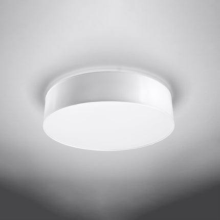 Plafonnier Arène 45 blanc monté au plafond d'un salon