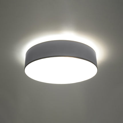 Plafonnier Arène 45 gris au-dessus d'une table de salle à manger