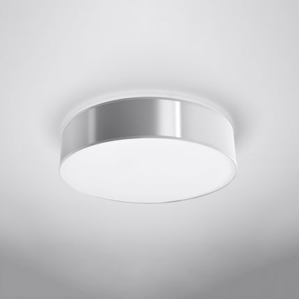 Plafonnier Arène 45 gris monté au plafond d'un salon