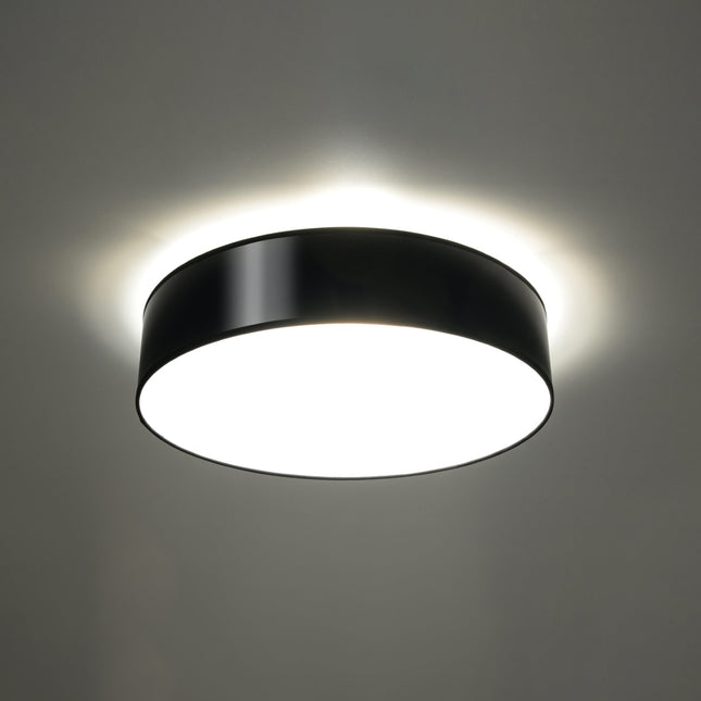 Plafonnier Arène 45 noir au-dessus d'une table de salle à manger