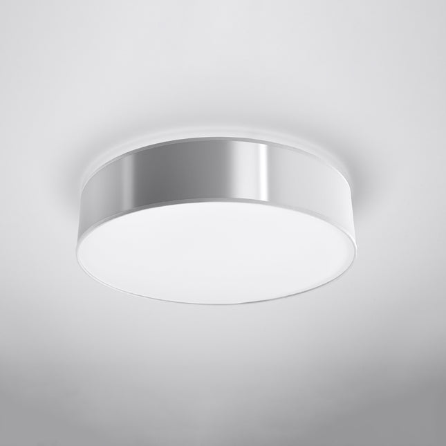 Abat-jour cylindrique gris du plafonnier Arène et diffuseur opalin blanc vus de trois quarts