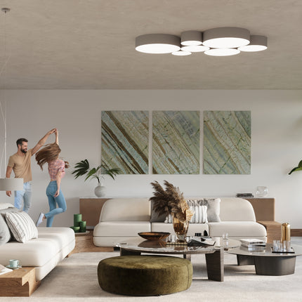 Plafonniers Arène gris éclairant un séjour lumineux avec canapés crème et tableaux