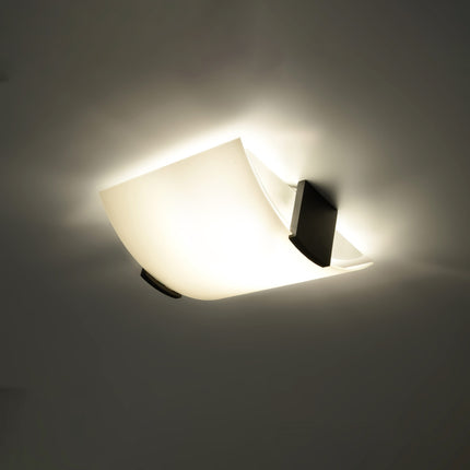 Plafonnier Arrondi en Bois et Verre dans une salle à manger