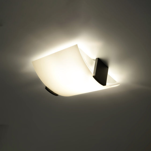 Plafonnier Arrondi en Bois et Verre dans une salle à manger