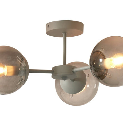 Plafonnier Aspen 3 bras gris clair, globes en verre soufflé sur fond blanc