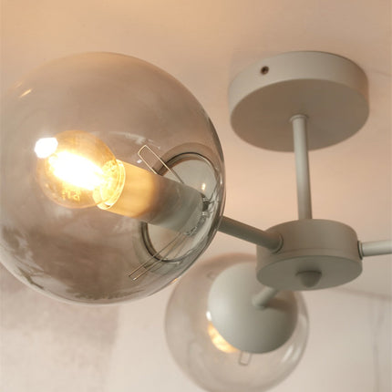 Vue du support plafond et des bras du plafonnier Aspen gris clair