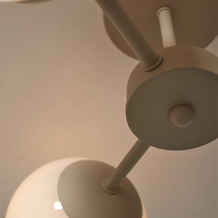 Detail des bras metalliques et de la rosace plafond du plafonnier Aspen