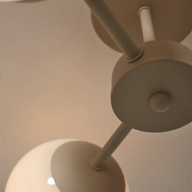 Detail des bras metalliques et de la rosace plafond du plafonnier Aspen