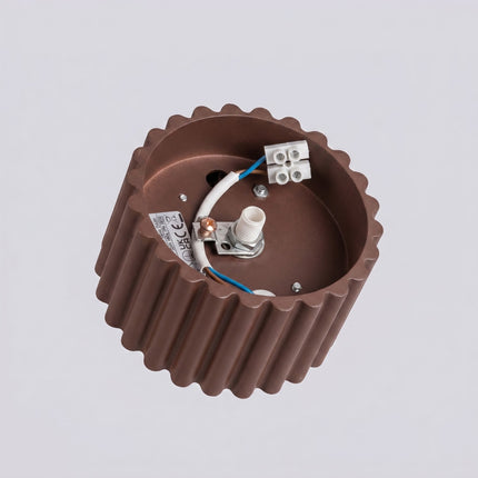 Plafonnier Aura 1 Aluminium Cannelé Brun Chocolat GX53, vue sur fond coloré