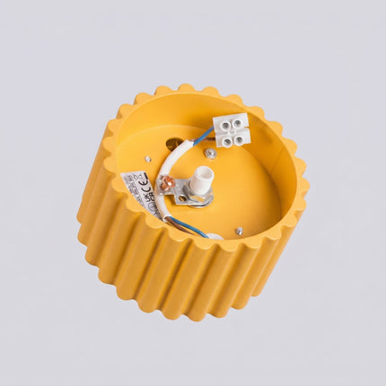Plafonnier Aura 1 Aluminium Cannelé Jaune Ambré GX53, vue sur fond coloré