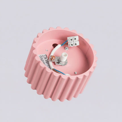 Plafonnier Aura 1 Aluminium Cannelé Rose Poudré GX53, vue sur fond coloré