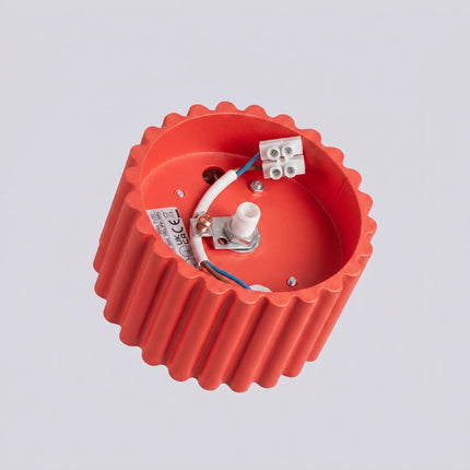 Plafonnier Aura 1 Aluminium Cannelé Rouge Vif GX53, vue sur fond coloré
