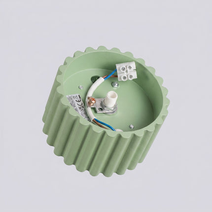 Plafonnier Aura 1 Aluminium Cannelé Vert Sauge GX53, vue sur fond coloré