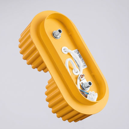 Plafonnier Aura 2 Aluminium Rainuré Jaune Ambré, vue sur fond coloré