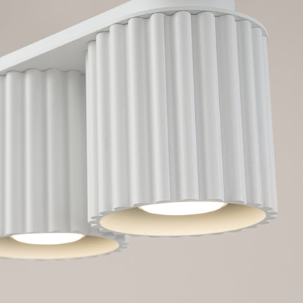 Gros plan sur la texture cannelée en aluminium blanc du plafonnier Aura 2