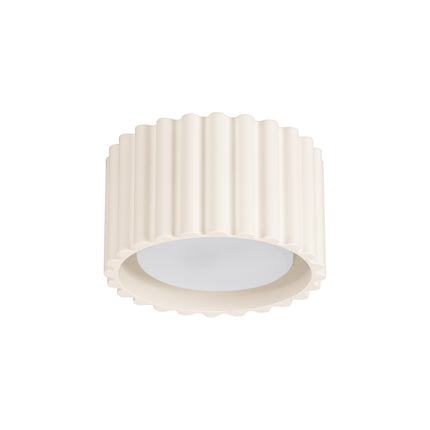 Plafonnier Aura en aluminium beige cannelé, vue de trois quarts sur fond clair