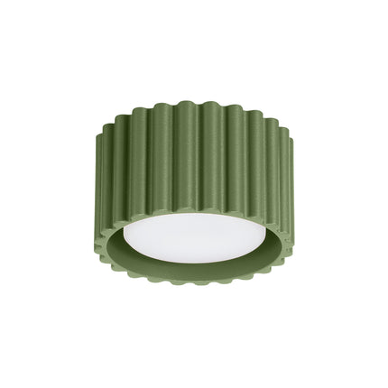 Plafonnier Aura en aluminium cannelé vert olive avec diffuseur blanc, vue de trois quarts
