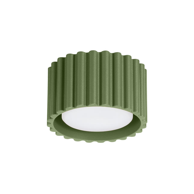 Plafonnier Aura en aluminium cannelé vert olive avec diffuseur blanc, vue de trois quarts