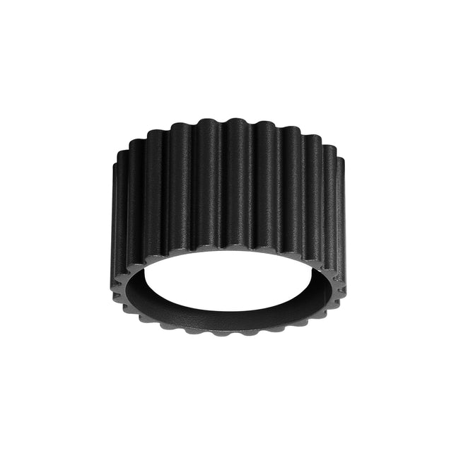 Plafonnier spot Aura en aluminium noir cannelé, vu de trois quarts