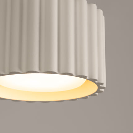 Détail des cannelures verticales du plafonnier Aura beige allumé