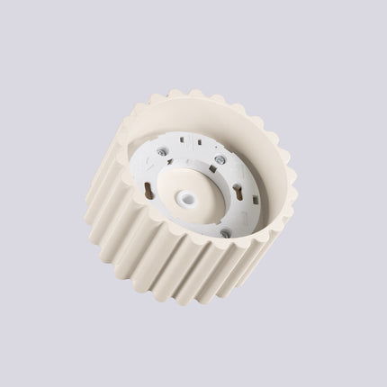 Plafonnier Aura beige vu de dessous, platine de fixation et douille GX53