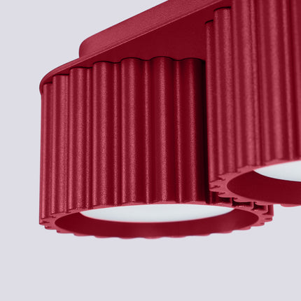 Détail des cannelures et de la finition mate du plafonnier AURA bordeaux