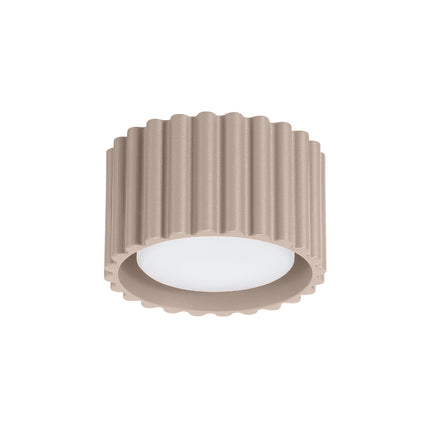 Plafonnier Aura rond cannelé en aluminium taupe, vue trois quarts sur fond blanc