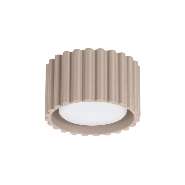 Plafonnier Aura rond cannelé en aluminium taupe, vue trois quarts sur fond blanc