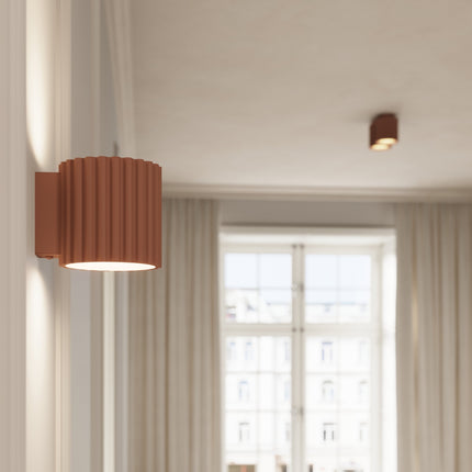 Luminaires Aura moka en ambiance près d'une fenêtre, version murale au premier plan et plafonnier au fond