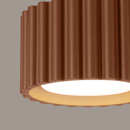 Détail des cannelures verticales en aluminium mat Moka du plafonnier Aura