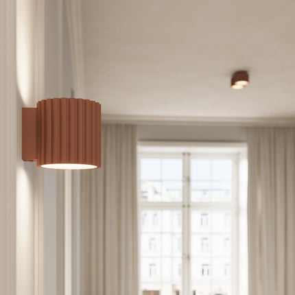 Plafonnier Aura Moka au plafond près d'une fenêtre, applique Aura assortie au mur