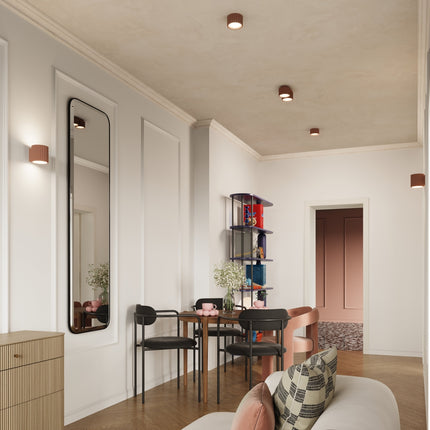 Plusieurs plafonniers Aura Moka au plafond d'une salle à manger contemporaine