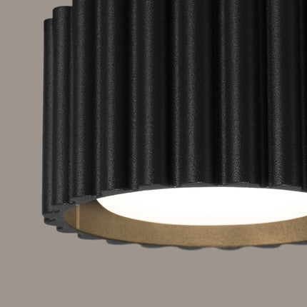 Détail du diffuseur et des cannelures du plafonnier Aura noir