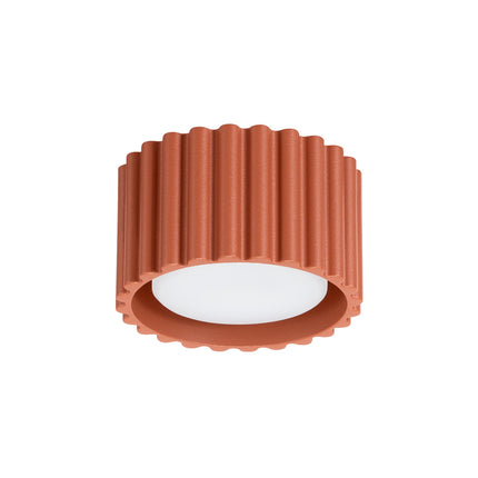 Plafonnier Aura rond en aluminium cannelé rouge ocre terracotta, packshot sur fond blanc