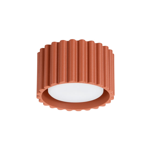 Plafonnier Aura rond en aluminium cannelé rouge ocre terracotta, packshot sur fond blanc