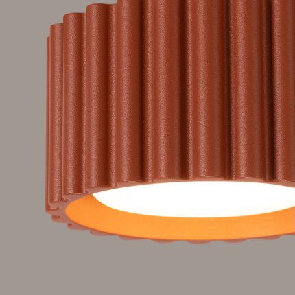 Détail des cannelures et du diffuseur opale du plafonnier Aura rouge ocre