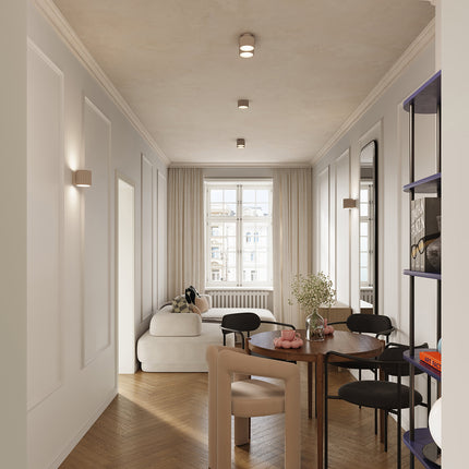 Plafonniers Aura taupe alignés au plafond d'une salle à manger claire et épurée