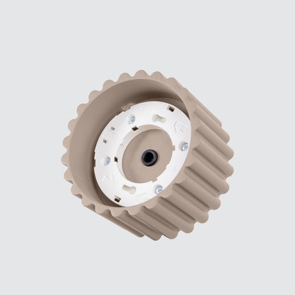 Dessous du plafonnier Aura taupe avec sa douille GX53 et sa platine blanche