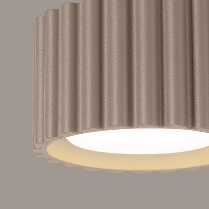 Détail de la surface cannelée et du diffuseur blanc du plafonnier Aura taupe