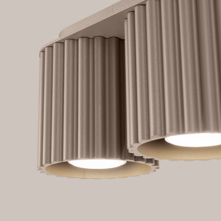 Détail des cannelures verticales du plafonnier Aura en aluminium taupe mat
