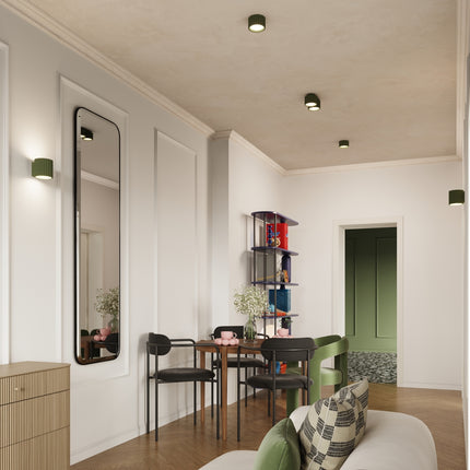 Plafonnier Aura vert olive monté au mur en applique dans un intérieur clair